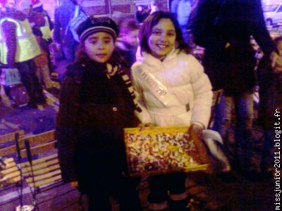 Léana et Valentine avec des bonbons à distribuer aux enfants